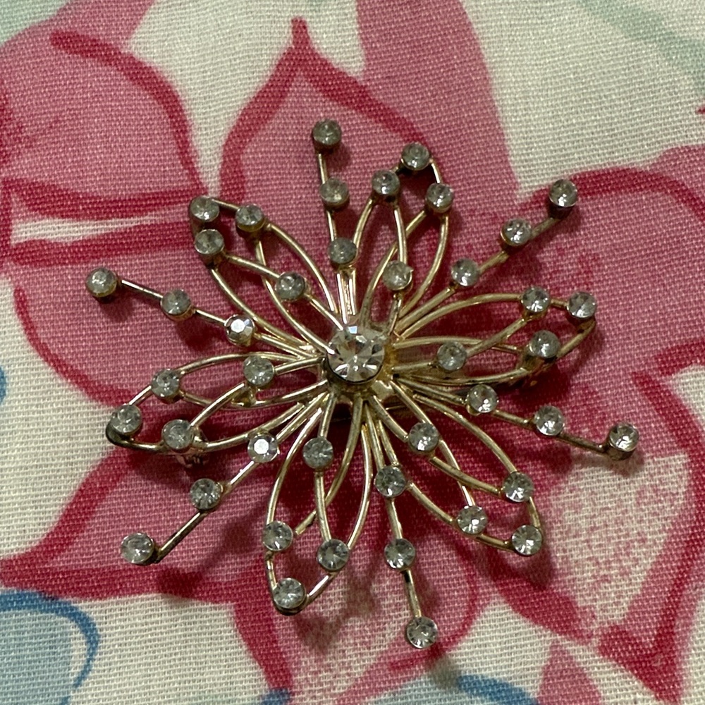 Elegant floral brooch!